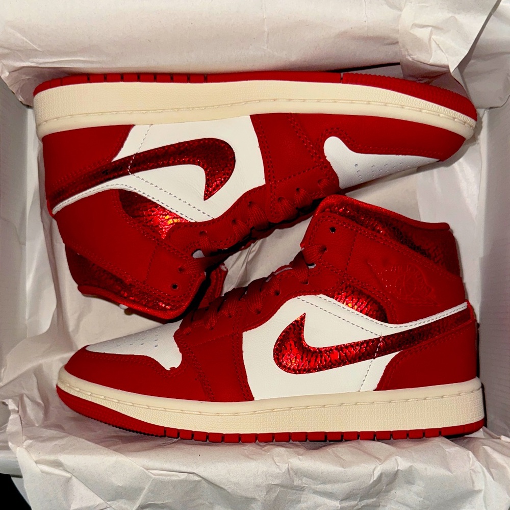 New Jordan 1 Mid SE Red Cracked Leather (Womens). Sz.5W. Original box